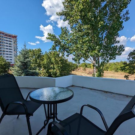 Horizon View Villa - Lakefront Terrace Suite 布加勒斯特 外观 照片