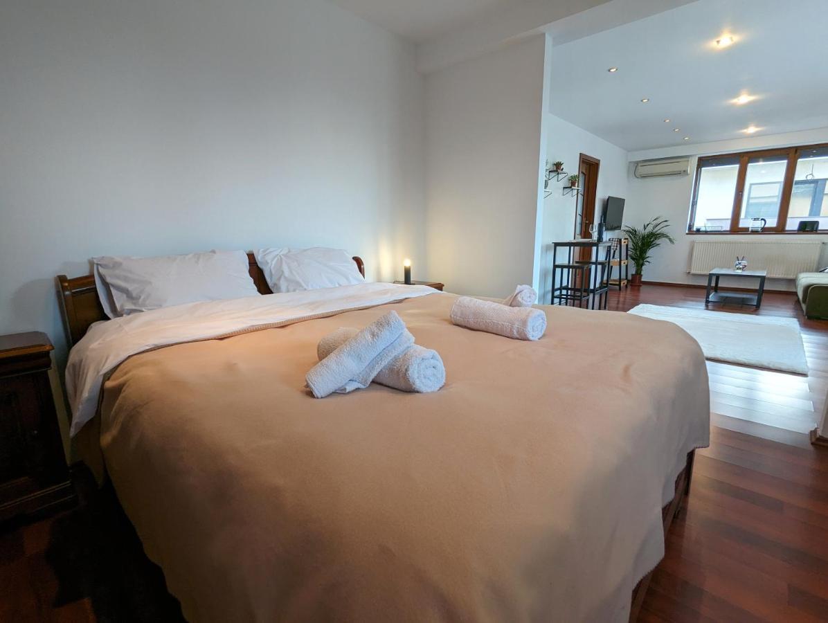 Horizon View Villa - Lakefront Terrace Suite 布加勒斯特 外观 照片