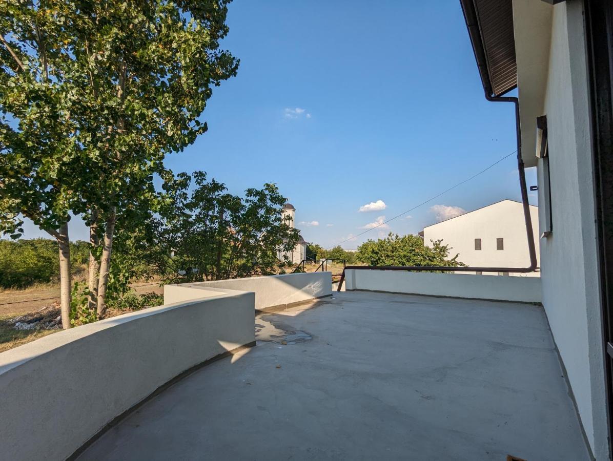 Horizon View Villa - Lakefront Terrace Suite 布加勒斯特 外观 照片