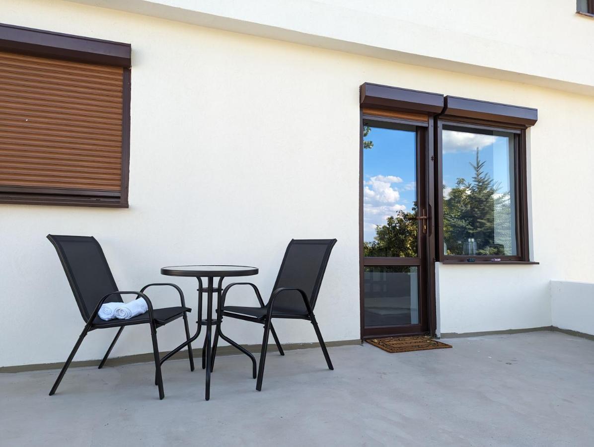 Horizon View Villa - Lakefront Terrace Suite 布加勒斯特 外观 照片